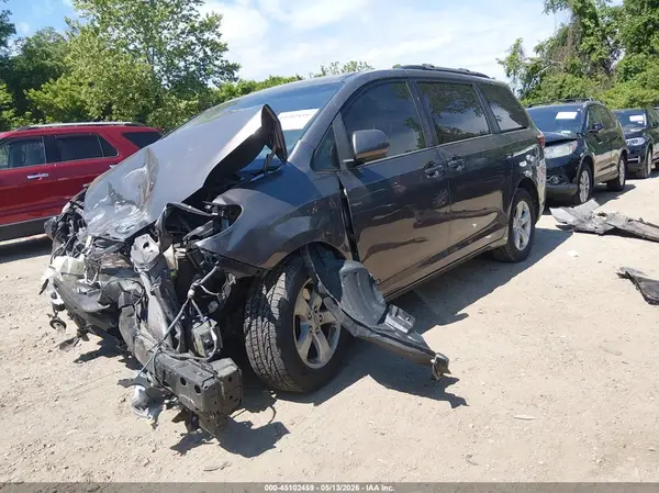 5TDKZ3DC4HS778931 2017 TOYOTA SIENNA - Image 2