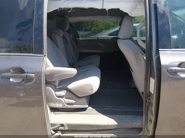 5TDKZ3DC4HS778931 2017 TOYOTA SIENNA - Image 8