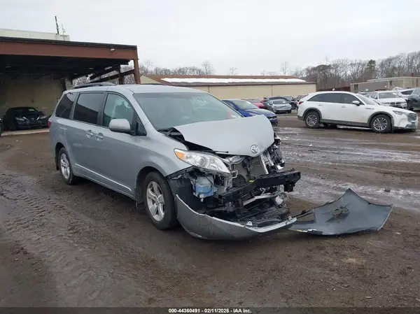 5TDKZ3DC4HS780906 2017 TOYOTA SIENNA - Image 1