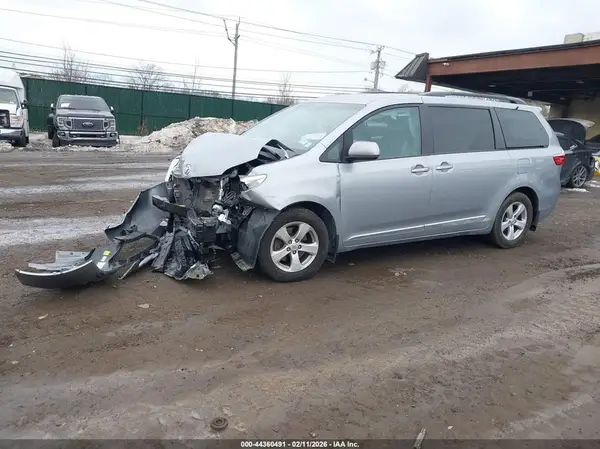 5TDKZ3DC4HS780906 2017 TOYOTA SIENNA - Image 2