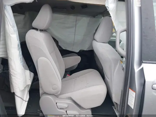 5TDKZ3DC4HS780906 2017 TOYOTA SIENNA - Image 8