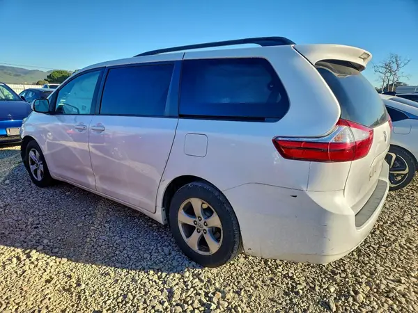 5TDKZ3DC4HS781795 2017 TOYOTA SIENNA - Image 2
