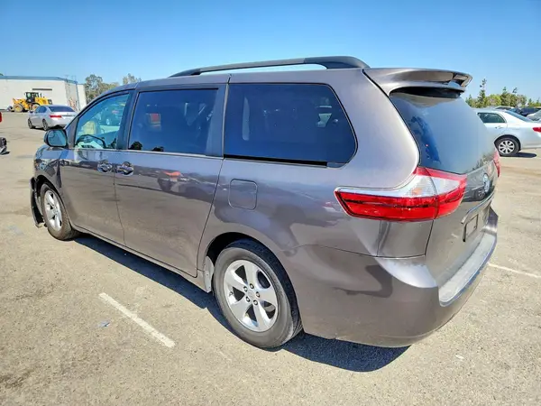 5TDKZ3DC4HS784261 2017 TOYOTA SIENNA - Image 2