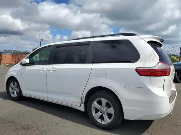 5TDKZ3DC4HS788908 2017 TOYOTA SIENNA - Image 2