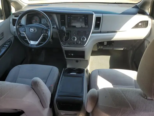 5TDKZ3DC4HS792621 2017 TOYOTA SIENNA - Image 8