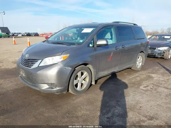 5TDKZ3DC4HS793302 2017 TOYOTA SIENNA - Image 2