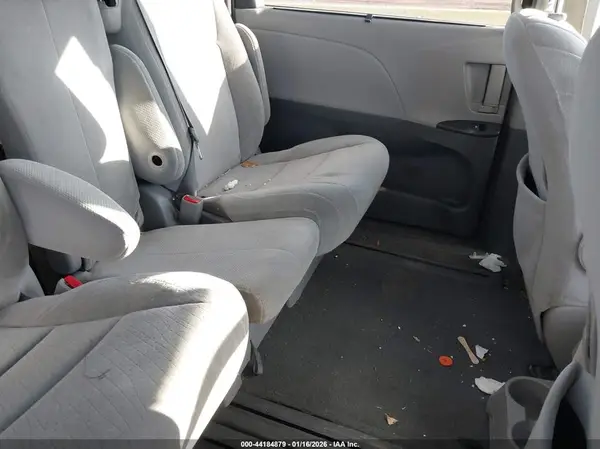 5TDKZ3DC4HS793302 2017 TOYOTA SIENNA - Image 8