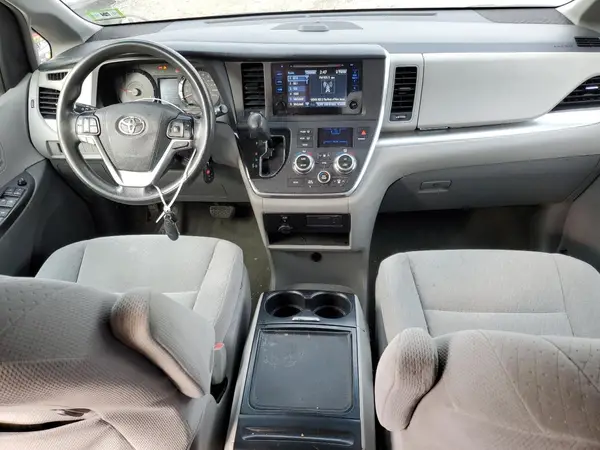 5TDKZ3DC4HS796281 2017 TOYOTA SIENNA - Image 8