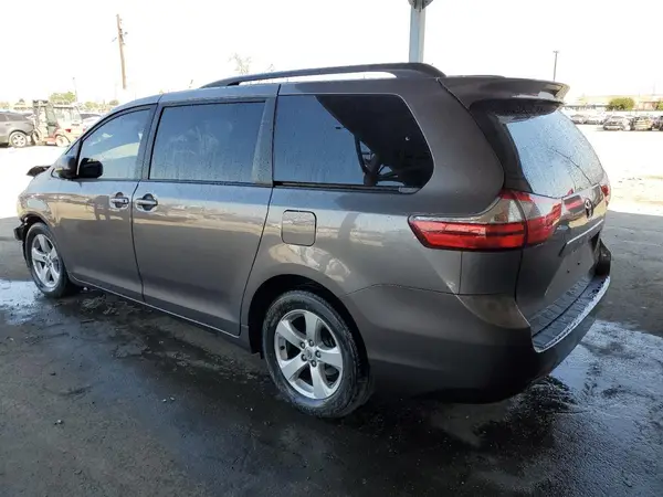 5TDKZ3DC4HS798564 2017 TOYOTA SIENNA - Image 2