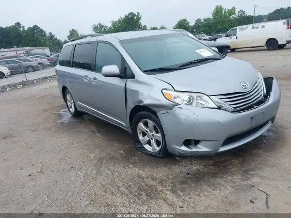 5TDKZ3DC4HS802872 2017 TOYOTA SIENNA - Image 1