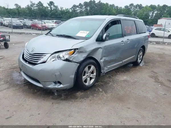 5TDKZ3DC4HS802872 2017 TOYOTA SIENNA - Image 2