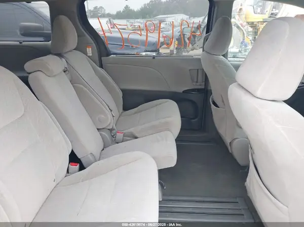 5TDKZ3DC4HS802872 2017 TOYOTA SIENNA - Image 8