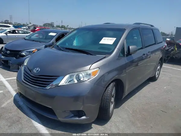 5TDKZ3DC4HS805111 2017 TOYOTA SIENNA - Image 2