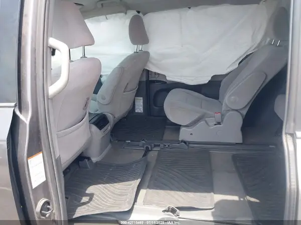 5TDKZ3DC4HS805111 2017 TOYOTA SIENNA - Image 8