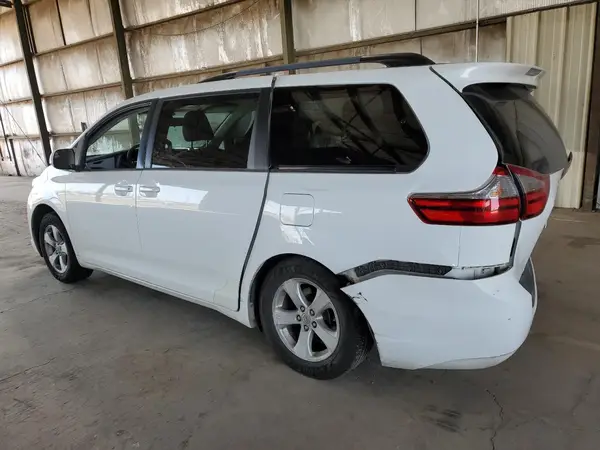 5TDKZ3DC4HS810857 2017 TOYOTA SIENNA - Image 2