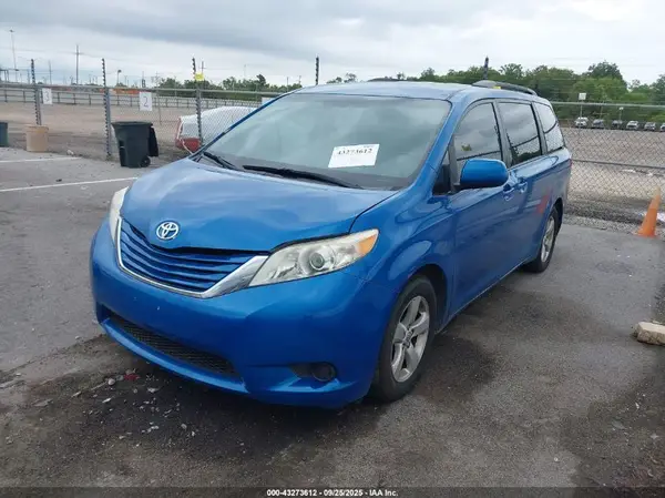 5TDKZ3DC4HS813712 2017 TOYOTA SIENNA - Image 2