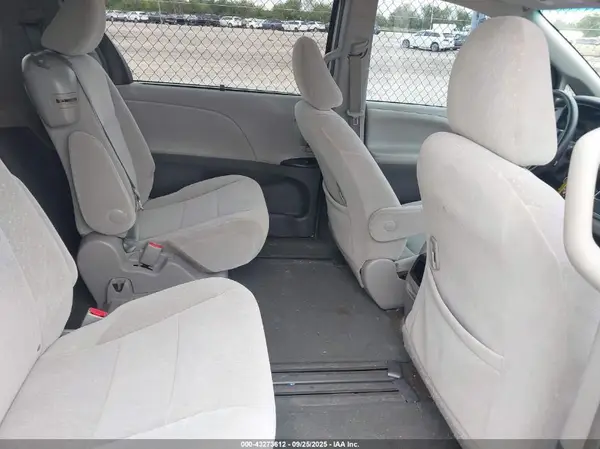 5TDKZ3DC4HS813712 2017 TOYOTA SIENNA - Image 8