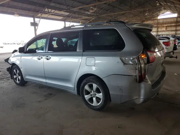 5TDKZ3DC4HS817999 2017 TOYOTA SIENNA - Image 2