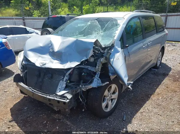 5TDKZ3DC4HS819137 2017 TOYOTA SIENNA - Image 2