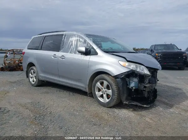 5TDKZ3DC4HS821650 2017 TOYOTA SIENNA - Image 1