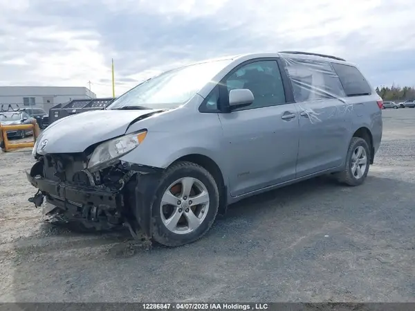 5TDKZ3DC4HS821650 2017 TOYOTA SIENNA - Image 2