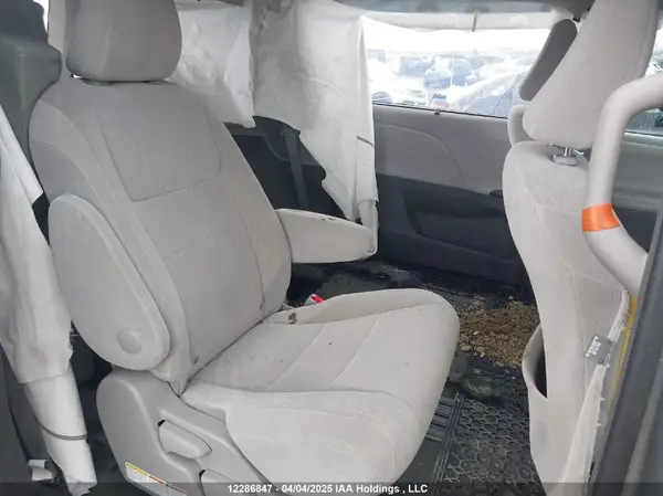 5TDKZ3DC4HS821650 2017 TOYOTA SIENNA - Image 8
