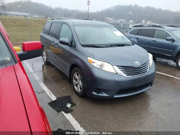 5TDKZ3DC4HS828100 2017 TOYOTA SIENNA - Image 1