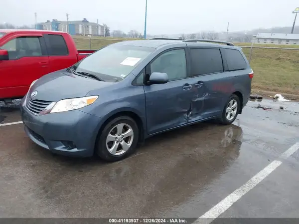 5TDKZ3DC4HS828100 2017 TOYOTA SIENNA - Image 2