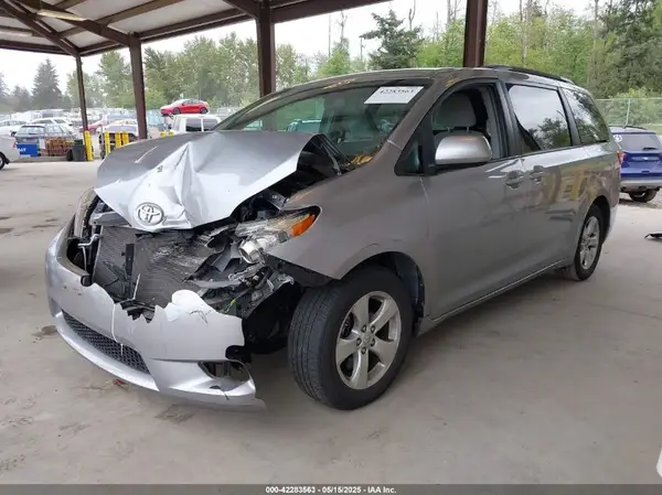 5TDKZ3DC4HS828226 2017 TOYOTA SIENNA - Image 2
