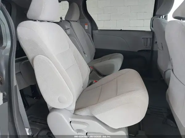 5TDKZ3DC4HS828226 2017 TOYOTA SIENNA - Image 8