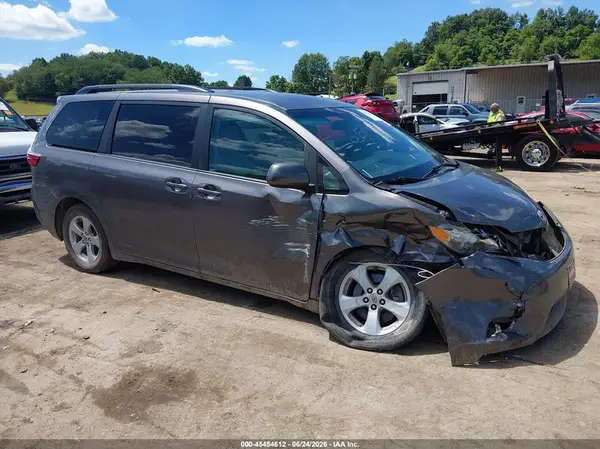 5TDKZ3DC4HS832583 2017 TOYOTA SIENNA - Image 1