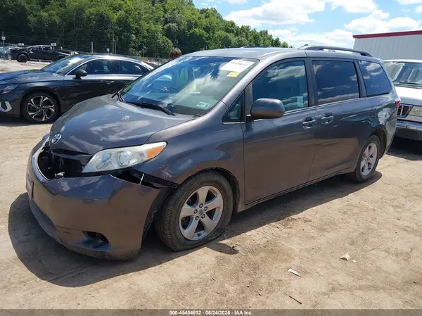 5TDKZ3DC4HS832583 2017 TOYOTA SIENNA - Image 2