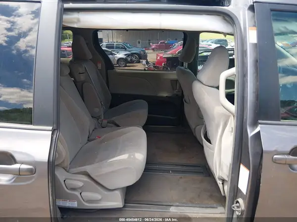 5TDKZ3DC4HS832583 2017 TOYOTA SIENNA - Image 8