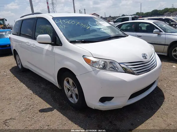 5TDKZ3DC4HS833944 2017 TOYOTA SIENNA - Image 1