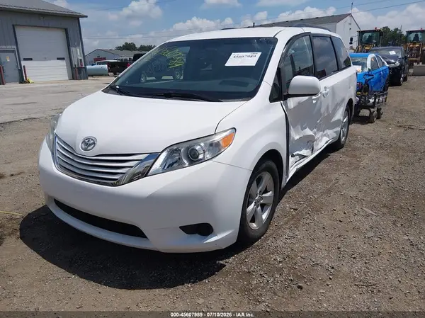 5TDKZ3DC4HS833944 2017 TOYOTA SIENNA - Image 2