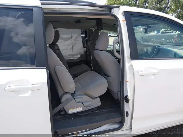 5TDKZ3DC4HS833944 2017 TOYOTA SIENNA - Image 8