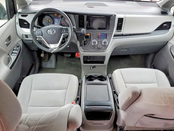 5TDKZ3DC4HS837525 2017 TOYOTA SIENNA - Image 8