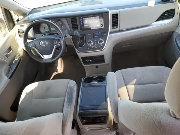 5TDKZ3DC4HS837640 2017 TOYOTA SIENNA - Image 8
