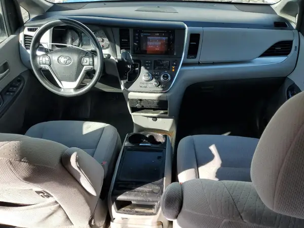 5TDKZ3DC4HS840442 2017 TOYOTA SIENNA - Image 8