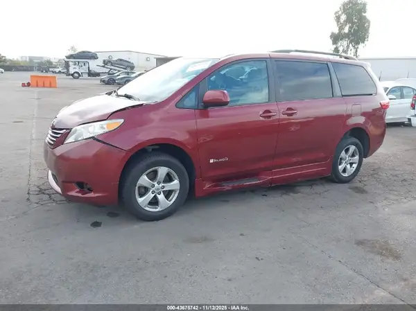 5TDKZ3DC4HS841509 2017 TOYOTA SIENNA - Image 2