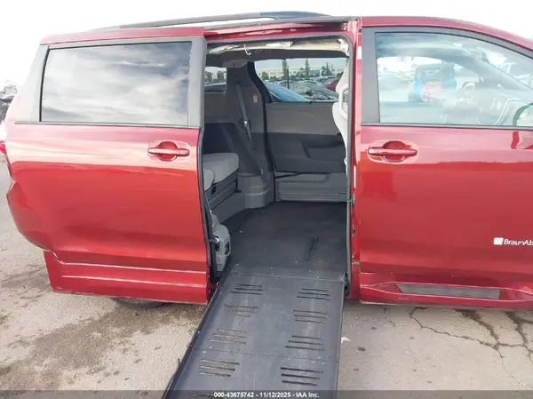 5TDKZ3DC4HS841509 2017 TOYOTA SIENNA - Image 8