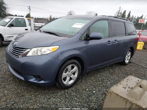 5TDKZ3DC4HS851134 2017 TOYOTA SIENNA - Image 2