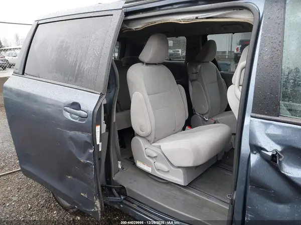 5TDKZ3DC4HS851134 2017 TOYOTA SIENNA - Image 8