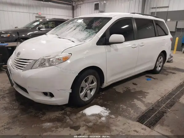 5TDKZ3DC4HS851554 2017 TOYOTA SIENNA - Image 2