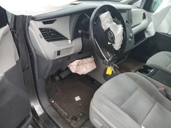 5TDKZ3DC4HS856642 2017 TOYOTA SIENNA - Image 8