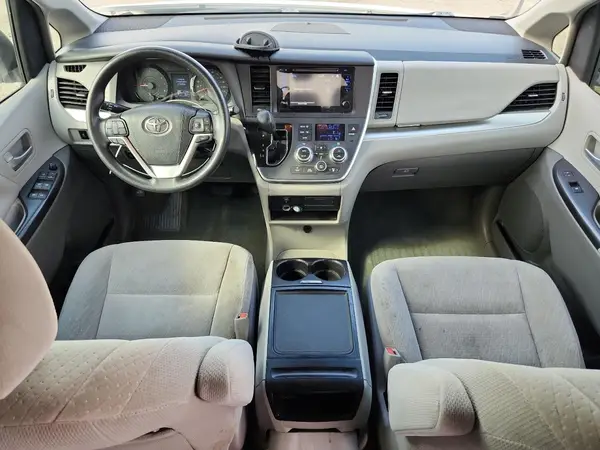 5TDKZ3DC4HS858715 2017 TOYOTA SIENNA - Image 8