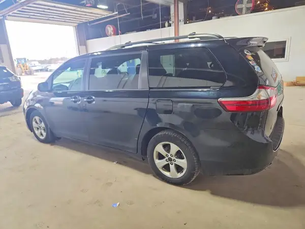 5TDKZ3DC4HS859850 2017 TOYOTA SIENNA - Image 2