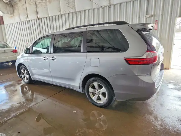 5TDKZ3DC4HS860545 2017 TOYOTA SIENNA - Image 2