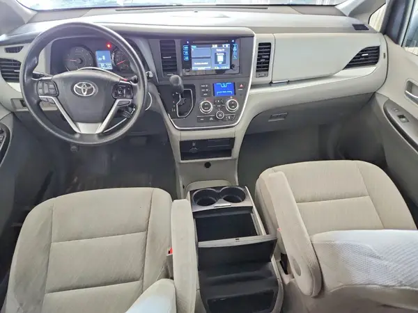 5TDKZ3DC4HS860545 2017 TOYOTA SIENNA - Image 8