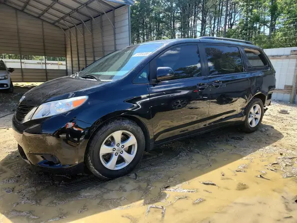 5TDKZ3DC4HS860867 2017 TOYOTA SIENNA - Image 1